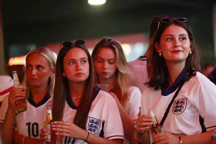 里昂是法甲, 萨尔斯堡红, 两队上赛季 里昂是法甲, 萨尔斯堡红, 两队上赛季